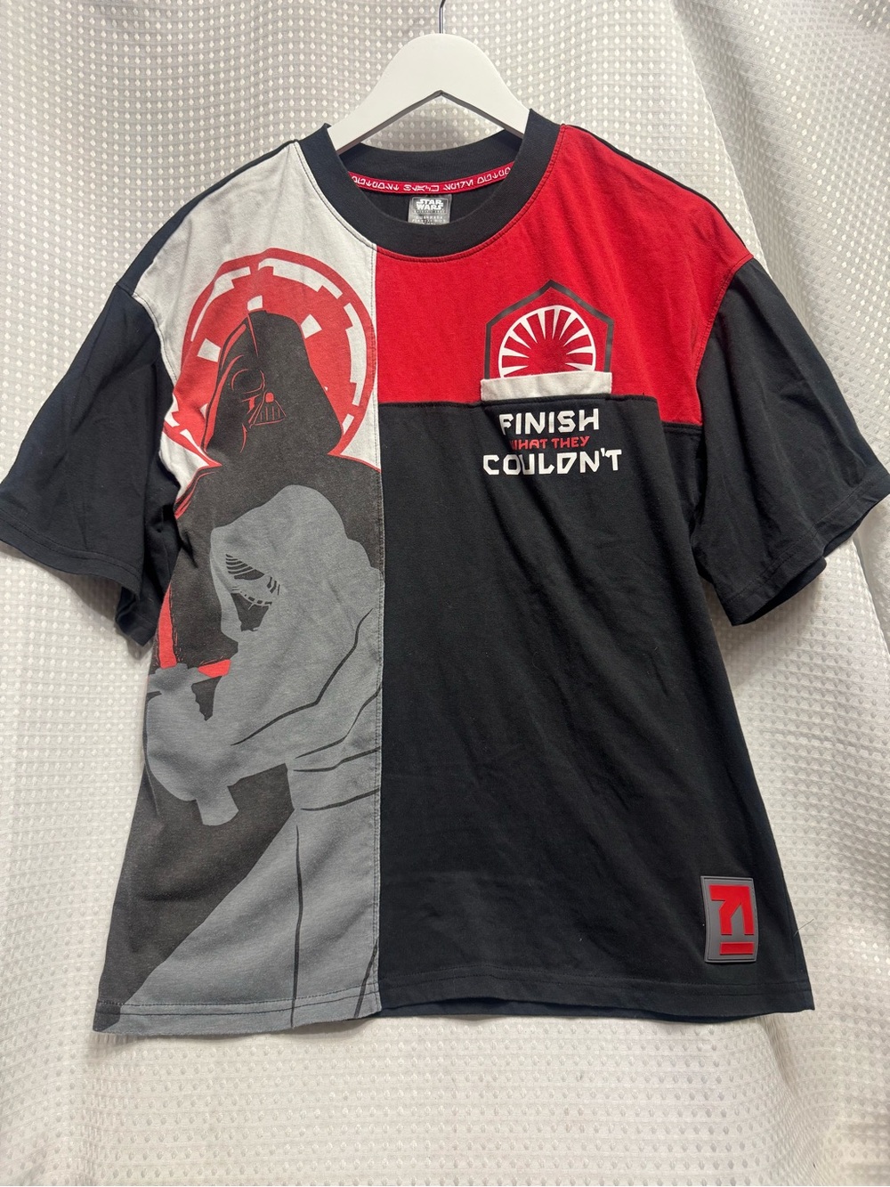 Star Wars Black, Red & Gray Split-Panel Graphic Men’s Tee